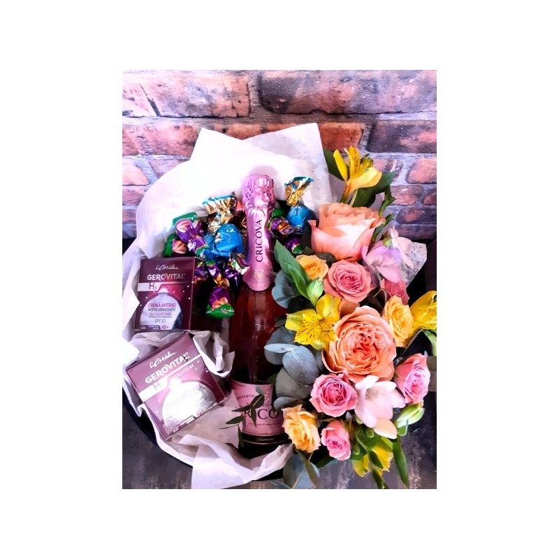 Florisis Cluj-Napoca Cutie spumant produse Farmec si flori
