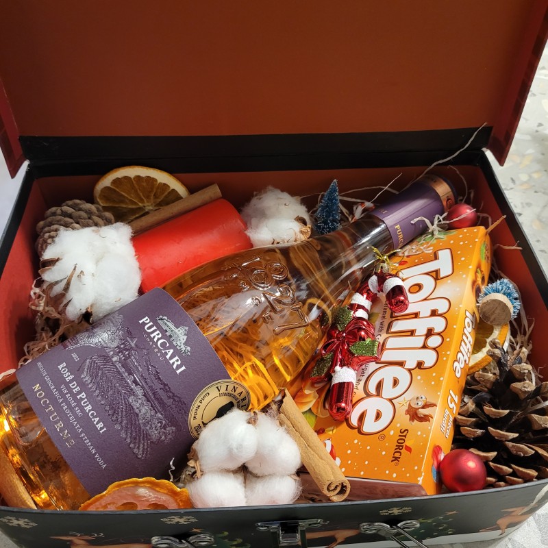 Florisis Cluj-Napoca Winter box vin Purcari Rara Neagra praline si decor Craciun